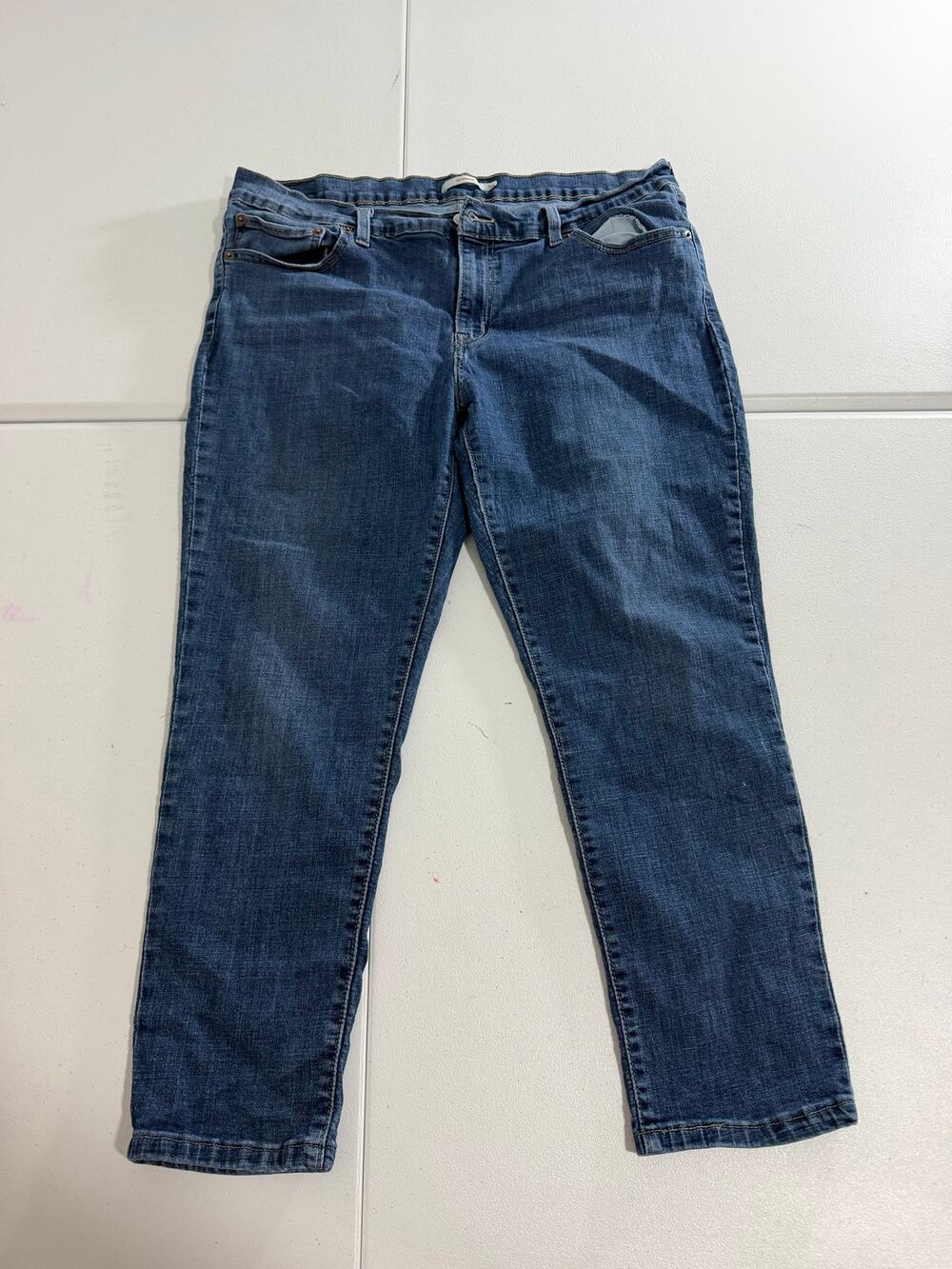 Levi's Boyfriend Jeans Womens 34 Medium Wash Blue Stretch Denim Mid Rise Tapered